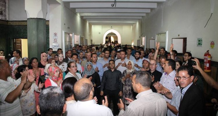 وقفات بالمحاكم